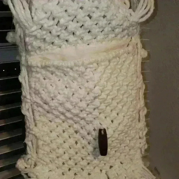 Vintage Macrame Owl Motif Beige W/ Wooden Accent Closure - Picture 6 of 13